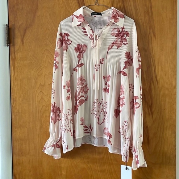 NWT beautiful elegant lightweight floral blouse - Picture 1 of 4